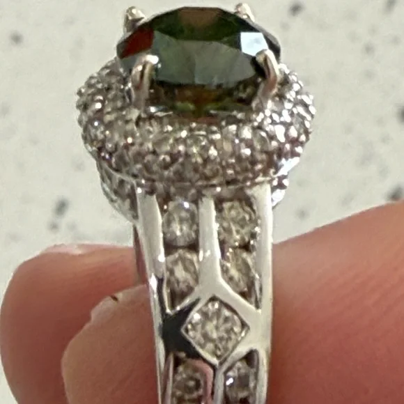 Rare $16,900 Green Diamond Ring. 3.15 Carats set in 14k white gold. - Picture 10 of 17